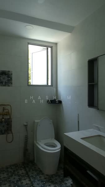 PEAKVILLE ESTATE, , 6 Bedrooms, 3,275 sqft, Corner Terrace For Sale, by Hashim Bahashwan, 500128477 - Bathroom - PropertyGuru.com.sg