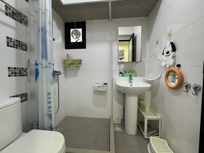 547D Segar Road, 547D Segar Road, 2 Bedrooms, 721 sqft, HDB Flat For Sale, by Roger Er, 500128479 - Bathroom - PropertyGuru.com.sg