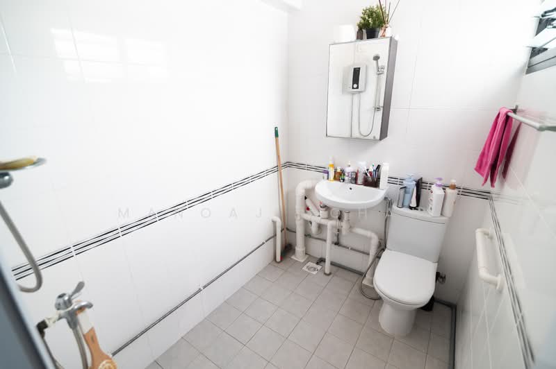 106 Bukit Purmei Road, 106 Bukit Purmei Road, 3 Bedrooms, 1,119 sqft, HDB Flat For Sale, by Manoaj Mohan, 500128506 - Bathroom - PropertyGuru.com.sg