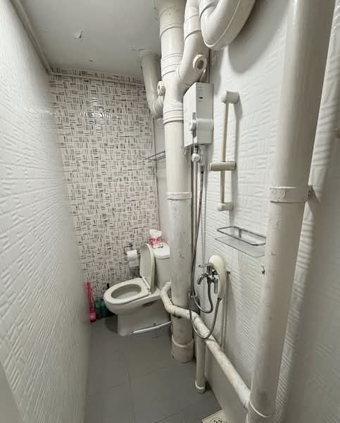 81 Commonwealth Close, 81 Commonwealth Close, 2 Bedrooms, 646 sqft, HDB Flat For Rent, by Chloe Tey, 500128568 - Bathroom - PropertyGuru.com.sg