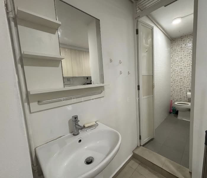 81 Commonwealth Close, 81 Commonwealth Close, 2 Bedrooms, 646 sqft, HDB Flat For Rent, by Chloe Tey, 500128568 - Bathroom - PropertyGuru.com.sg