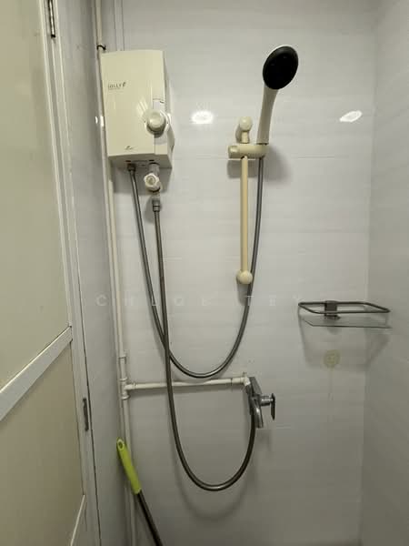 81 Commonwealth Close, 81 Commonwealth Close, 2 Bedrooms, 646 sqft, HDB Flat For Rent, by Chloe Tey, 500128568 - Bathroom - PropertyGuru.com.sg