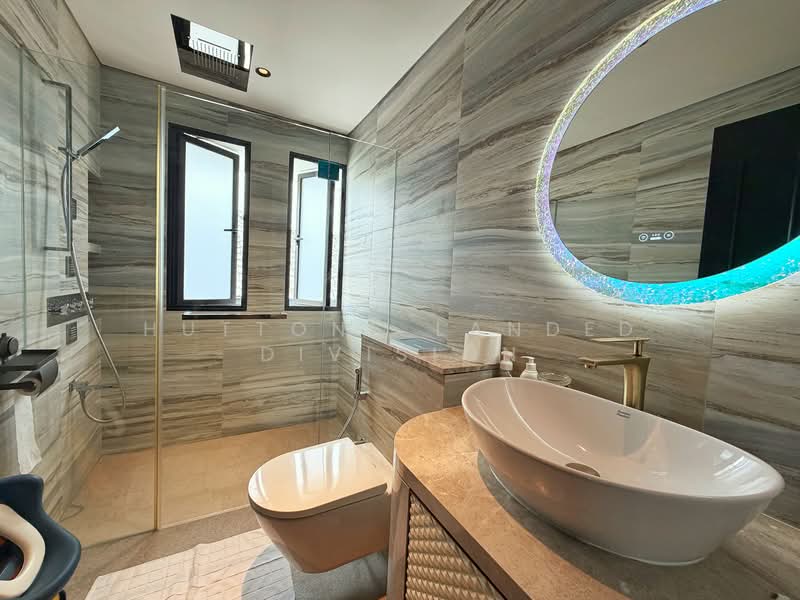 Modern Luxury Bungalow in Kew Drive, Kew drive, 7 Bedrooms, 8,800 sqft, Detached House For Sale, by Leon Lim, 500128577 - Bathroom - PropertyGuru.com.sg