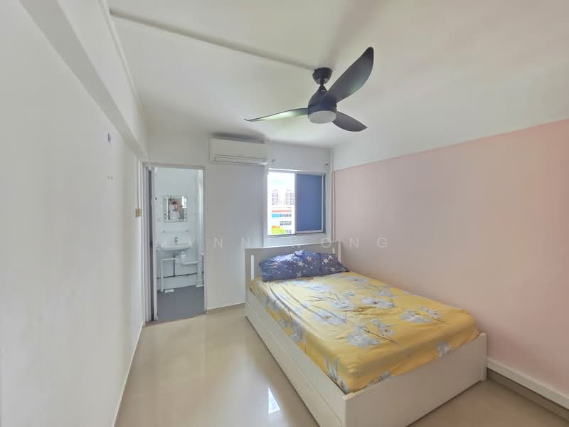 160 Yishun Street 11, 160 Yishun Street 11, 2 Bedrooms, 721 sqft, HDB Flat For Sale, by Lynn Wong, 500128714 - Master Bedroom - PropertyGuru.com.sg