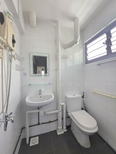 160 Yishun Street 11, 160 Yishun Street 11, 2 Bedrooms, 721 sqft, HDB Flat For Sale, by Lynn Wong, 500128714 - Bathroom - PropertyGuru.com.sg