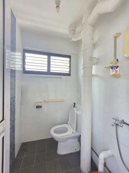 160 Yishun Street 11, 160 Yishun Street 11, 2 Bedrooms, 721 sqft, HDB Flat For Sale, by Lynn Wong, 500128714 - Bathroom - PropertyGuru.com.sg
