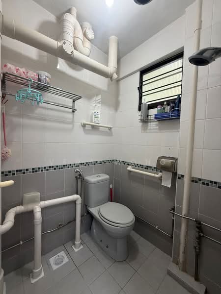 202 Yishun Street 21, 202 Yishun Street 21, 2 Bedrooms, 764 sqft, HDB Flat For Sale, by Vera Wong, 500128746 - Bathroom - PropertyGuru.com.sg