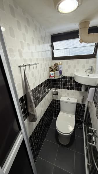 29 New Upper Changi Road, 29 New Upper Changi Road, 3 Bedrooms, 818 sqft, HDB Flat For Sale, by Zul Keith Lee, 500128756 - Bathroom - PropertyGuru.com.sg