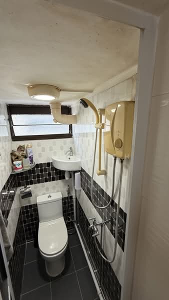 29 New Upper Changi Road, 29 New Upper Changi Road, 3 Bedrooms, 818 sqft, HDB Flat For Sale, by Zul Keith Lee, 500128756 - Bathroom - PropertyGuru.com.sg