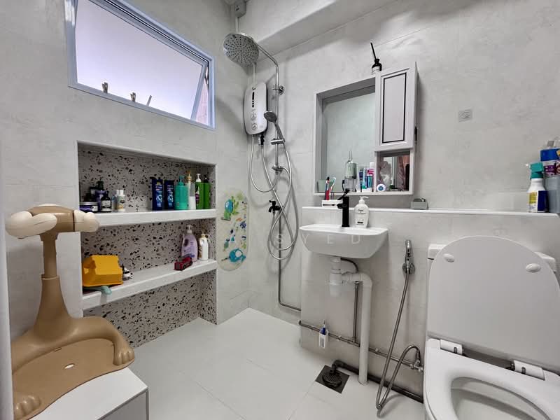 215 Pasir Ris Street 21, 215 Pasir Ris Street 21, 3 Bedrooms, 1,173 sqft, HDB Flat For Sale, by Isa Syed, 500128769 - Master Bathroom - PropertyGuru.com.sg
