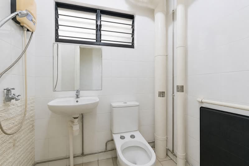 335 Woodlands Street 32, 335 Woodlands Street 32, 3 Bedrooms, 893 sqft, HDB Flat For Sale, by Chee Chai Khong, 500128777 - Bathroom - PropertyGuru.com.sg