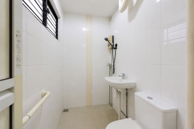 335 Woodlands Street 32, 335 Woodlands Street 32, 3 Bedrooms, 893 sqft, HDB Flat For Sale, by Chee Chai Khong, 500128777 - Bathroom - PropertyGuru.com.sg
