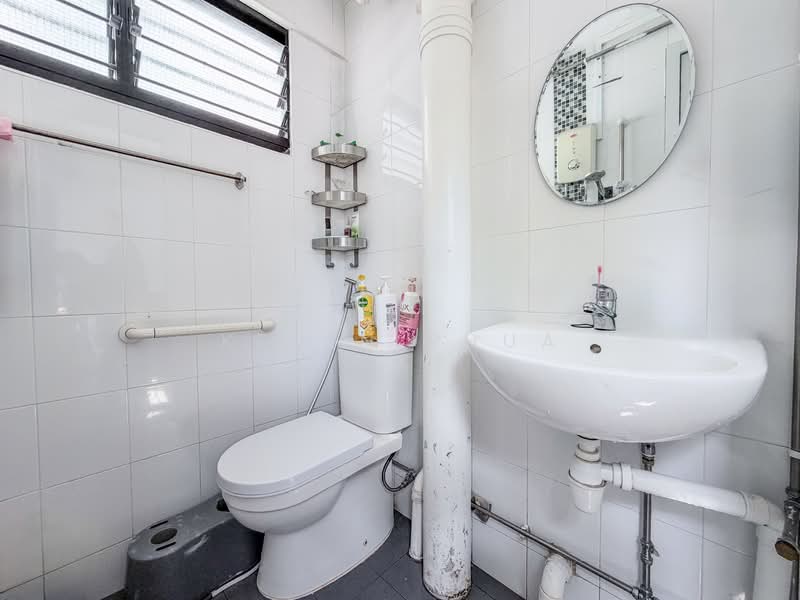 126 Yishun Street 11, 126 Yishun Street 11, 2 Bedrooms, 721 sqft, HDB Flat For Sale, by Kevin Phua, 500128856 - Bathroom - PropertyGuru.com.sg