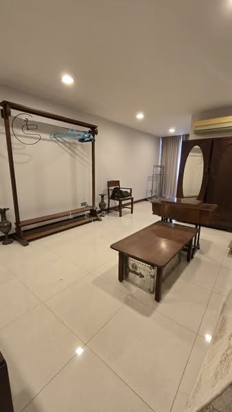 Thomson Hill Estate, Thomson Hills Drive, 5 Bedrooms, 4,800 sqft, Corner Terrace For Sale, by Lesley Loh, 500128867 - Room 1 with ensuite - PropertyGuru.com.sg