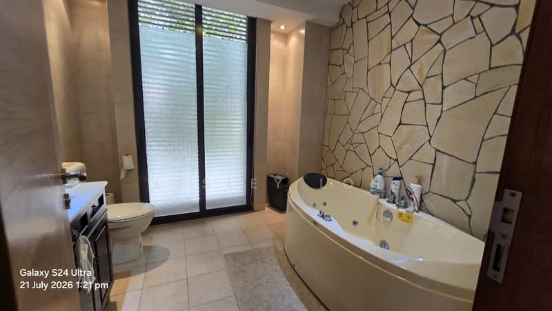 Thomson Hill Estate, Thomson Hills Drive, 5 Bedrooms, 4,800 sqft, Corner Terrace For Sale, by Lesley Loh, 500128867 - Master Bathroom - PropertyGuru.com.sg