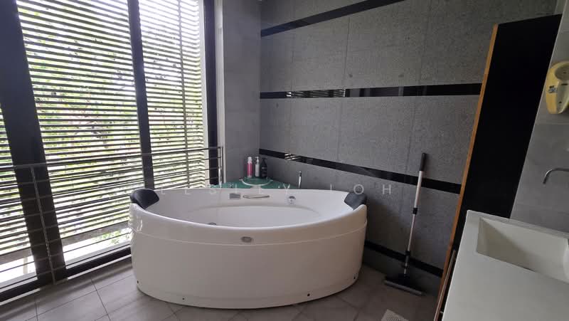 Thomson Hill Estate, Thomson Hills Drive, 5 Bedrooms, 4,800 sqft, Corner Terrace For Sale, by Lesley Loh, 500128867 - Junior master bathroom - PropertyGuru.com.sg
