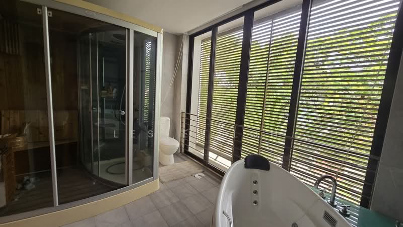 Thomson Hill Estate, Thomson Hills Drive, 5 Bedrooms, 4,800 sqft, Corner Terrace For Sale, by Lesley Loh, 500128867 - Junior master bathroom - PropertyGuru.com.sg