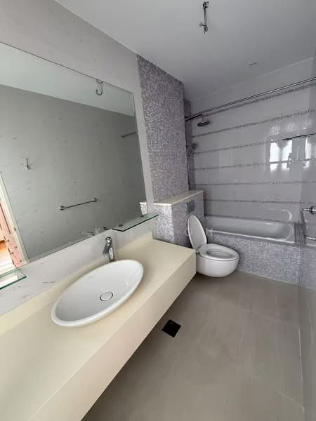 2 rooms with attached near Kovan Mrt, Jalan Teliti, Kovan, Room Rental, 200 sqft, Semi-Detached House For Rent, by K L Goh, 500128895 - Bathroom - PropertyGuru.com.sg