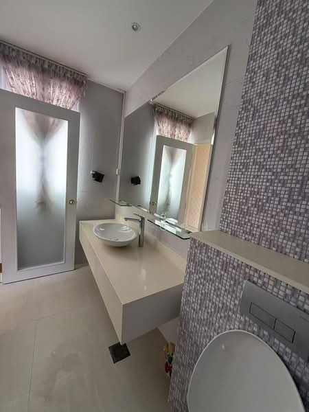 2 rooms with attached near Kovan Mrt, Jalan Teliti, Kovan, Room Rental, 200 sqft, Semi-Detached House For Rent, by K L Goh, 500128895 - Bathroom - PropertyGuru.com.sg