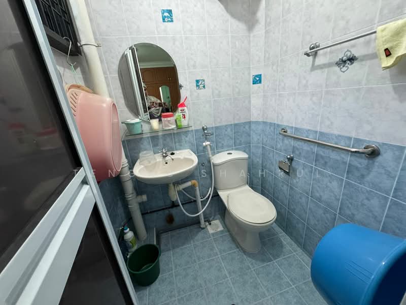 321 Bukit Batok Street 33, 321 Bukit Batok Street 33, 3 Bedrooms, 1,054 sqft, HDB Flat For Sale, by TENGKU SHAHRUL, 500128944 - Bathroom - PropertyGuru.com.sg