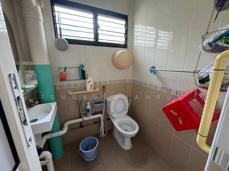 321 Bukit Batok Street 33, 321 Bukit Batok Street 33, 3 Bedrooms, 1,054 sqft, HDB Flat For Sale, by TENGKU SHAHRUL, 500128944 - Bathroom - PropertyGuru.com.sg