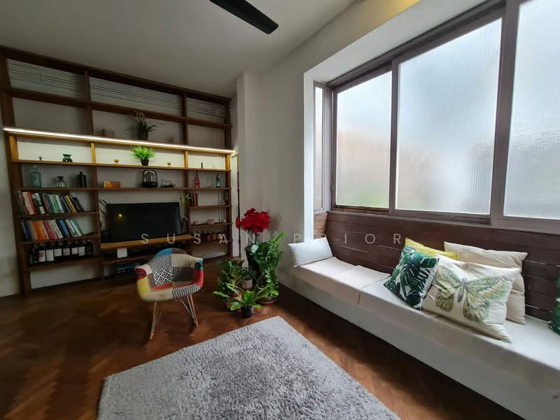 Quirky Designer Tiong Bahru, Tiong Bahru Road Conservation House, 2 Bedrooms, 1,050 sqft, Conservation House For Rent, by Susan Prior, 500128949 - PropertyGuru.com.sg