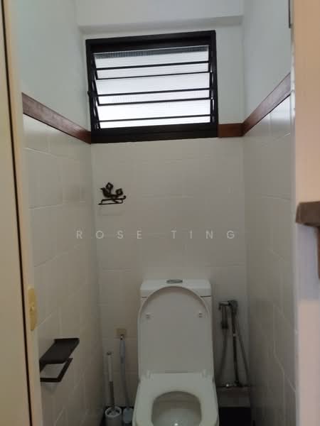 219 Lorong 8 Toa Payoh, 219 Lorong 8 Toa Payoh, 3 Bedrooms, 1,000 sqft, HDB Flat For Rent, by Rose Ting, 500128965 - Bathroom - PropertyGuru.com.sg