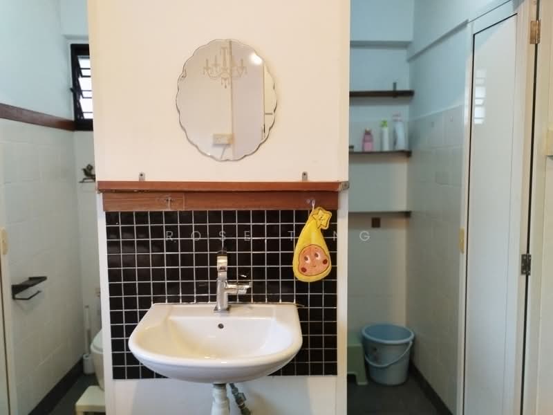 219 Lorong 8 Toa Payoh, 219 Lorong 8 Toa Payoh, 3 Bedrooms, 1,000 sqft, HDB Flat For Rent, by Rose Ting, 500128965 - Bathroom - PropertyGuru.com.sg