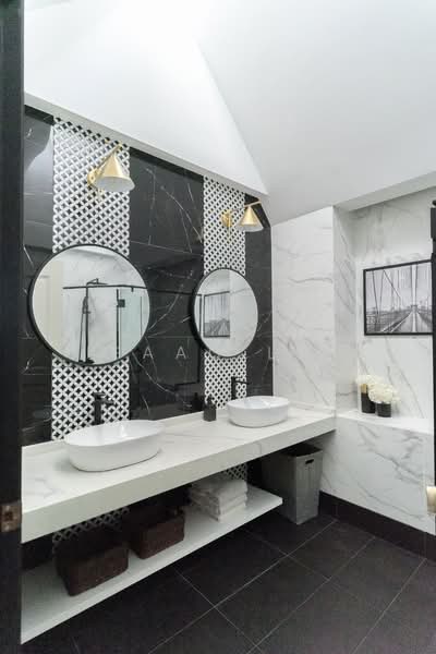 Move-in Condition Corner Terrace in Frankel, , 7 Bedrooms, 5,000 sqft, Corner Terrace For Sale, by Isaac Lee, 500128975 - Master Bathroom - PropertyGuru.com.sg