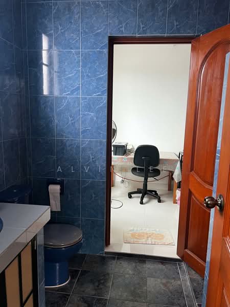 🏆 JIA LANDED 🏆Multi Generation Living Semi-Detached within 1KM to St Nicholas Girls School, Jalan Leban, 8 Bedrooms, 3,500 sqft, Semi-Detached House For Sale, by Alvin Lee, 500128980 - Bathroom - PropertyGuru.com.sg