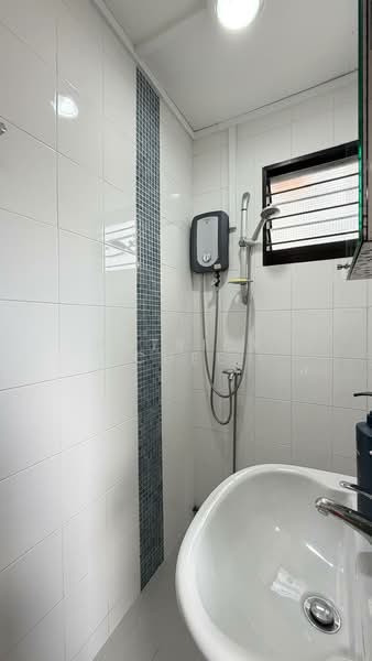 506 Bukit Batok Street 52, 506 Bukit Batok Street 52, 2 Bedrooms, 743 sqft, HDB Flat For Sale, by Patrick Chee, 500128991 - Bathroom - PropertyGuru.com.sg