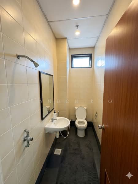 Tradehub 21, 8 Boon Lay Way, 1,837 sqft, Light Industrial (B1) For Rent, by Brandon Kho, 500129048 - Bathroom - CommercialGuru.com.sg