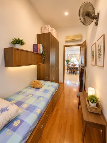RIVERINA CRESCENT, , 5 Bedrooms, 3,068 sqft, Terraced House For Sale, by Lean Guanhua, 500129076 - Helper's Room / Bedroom 5 - PropertyGuru.com.sg