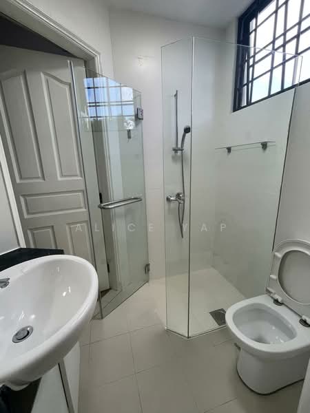 82A Yuk Tong Avenue, , 4 Bedrooms, 2,936 sqft, Terraced House For Rent, by Alice Yap, 500129138 - Bathroom - PropertyGuru.com.sg