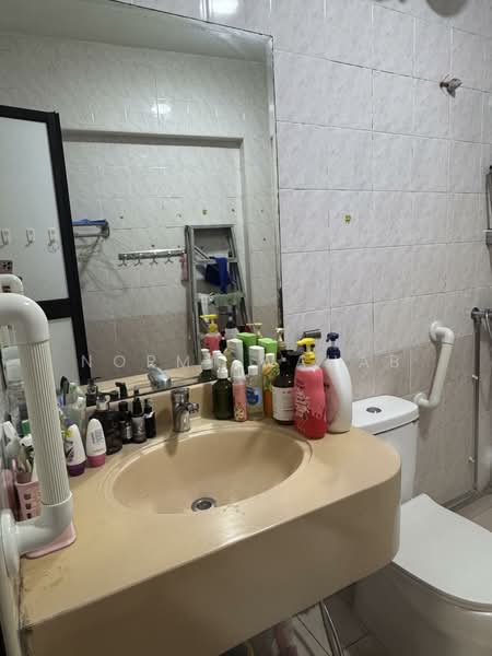 762 Bedok Reservoir View, 762 Bedok Reservoir View, 3 Bedrooms, 1,130 sqft, HDB Flat For Sale, by Normi Wahab, 500129216 - Bathroom - PropertyGuru.com.sg