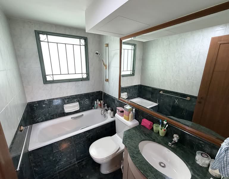 Palm Gardens, 2A Hong San Walk, 2 Bedrooms, 958 sqft, Condominium For Sale, by Alyssa Koh L X, 500129251 - Bathroom - PropertyGuru.com.sg