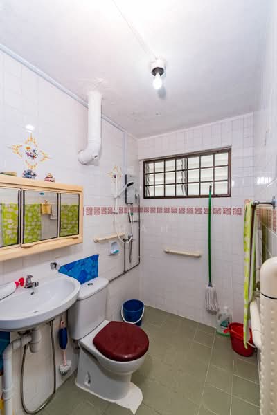 110 Gangsa Road, 110 Gangsa Road, 3 Bedrooms, 1,302 sqft, HDB Flat For Sale, by Zahir Shah, 500129304 - Bathroom - PropertyGuru.com.sg