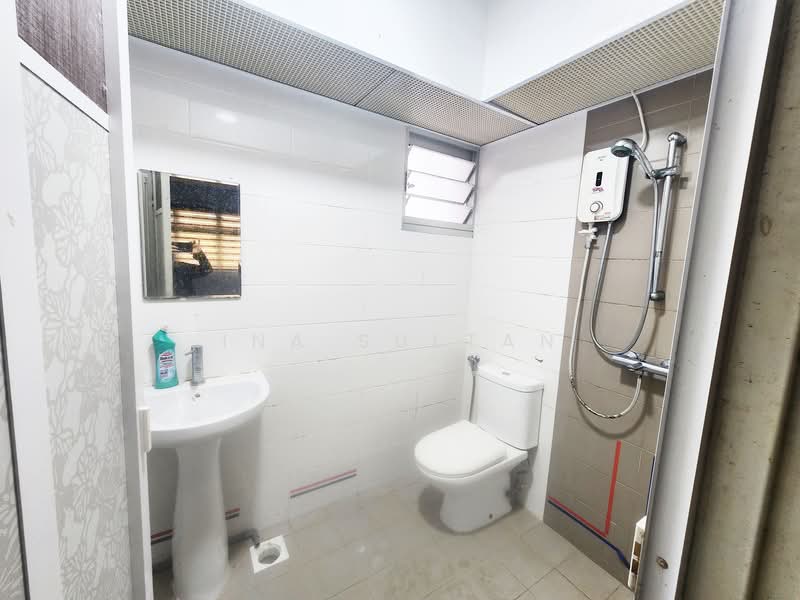 220B Sumang Lane, 220B Sumang Lane, 2 Bedrooms, 731 sqft, HDB Flat For Rent, by Ina Sultan, 500129320 - Bathroom - PropertyGuru.com.sg