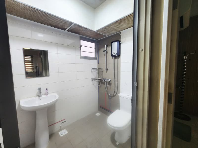 220B Sumang Lane, 220B Sumang Lane, 2 Bedrooms, 731 sqft, HDB Flat For Rent, by Ina Sultan, 500129320 - Bathroom - PropertyGuru.com.sg