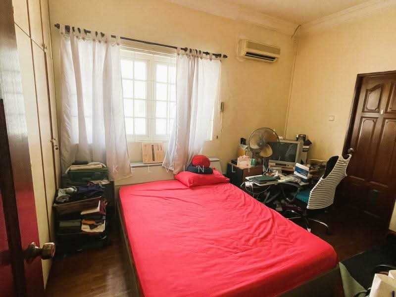 SEMI-D @ TELOK KURAU⚡️ BEST VALUE ⭐️ 15XX PSF ⭐️ HUGE LAND ⭐️ Walk to MRT 🚇, Huge land | Walk to MRT|  Within 1km to Haig Girls | Park 3 cars | Granny room, 6 Bedrooms, 5,000 sqft, Semi-Detached House For Sale, by Kelvin Lim, 500129335 - Bedroom - PropertyGuru.com.sg
