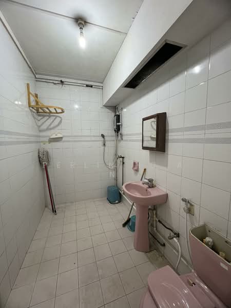 613 Elias Road, 613 Elias Road, 3 Bedrooms, 1,184 sqft, HDB Flat For Sale, by Perlin Ho A N, 500129359 - Bathroom - PropertyGuru.com.sg