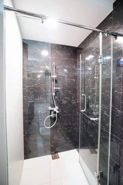 Palm Isles, 38 Flora Drive, 2 Bedrooms, 807 sqft, Condominium For Rent, by Quek Yee Yong, 500129373 - Bathroom - PropertyGuru.com.sg