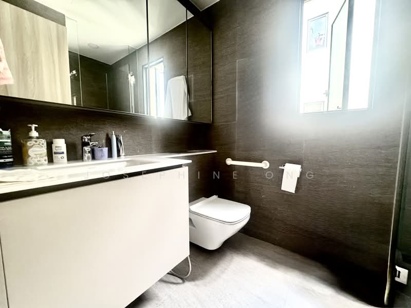 Sengkang Grand Residences, 82 Compassvale Bow, 3 Bedrooms, 1,012 sqft, Condominium For Sale, by Josephine Ong, 500129389 - Bathroom - PropertyGuru.com.sg