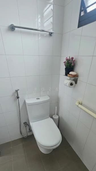 324 Hougang Avenue 5, 324 Hougang Avenue 5, Room Rental, 120 sqft, HDB Flat For Rent, by Roza Sure Bagus, 500129397 - Bathroom - PropertyGuru.com.sg