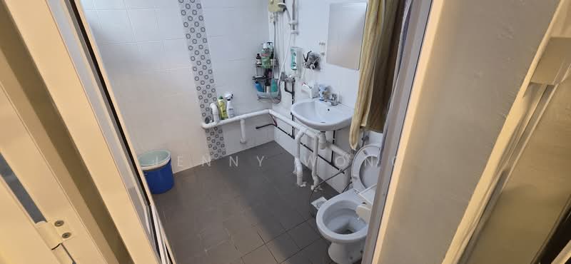 164 Bukit Batok Street 11, 164 Bukit Batok Street 11, 2 Bedrooms, 786 sqft, HDB Flat For Sale, by Jenny Wong, 500129401 - Master Bathroom - PropertyGuru.com.sg