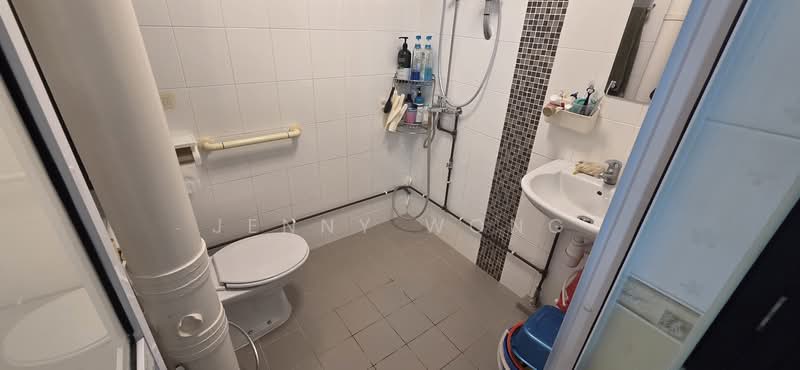 164 Bukit Batok Street 11, 164 Bukit Batok Street 11, 2 Bedrooms, 786 sqft, HDB Flat For Sale, by Jenny Wong, 500129401 - Bathroom - PropertyGuru.com.sg