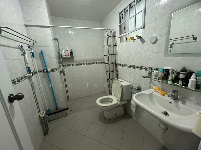Westwood Park, 16 Westwood Crescent, Room Rental, 200 sqft, Terraced House For Rent, by Chan Teck Wah, 500129585 - Bathroom - PropertyGuru.com.sg