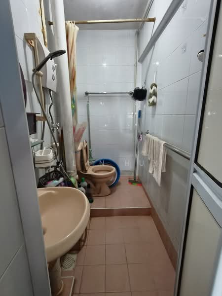 69 Lorong 4 Toa Payoh, 69 Lorong 4 Toa Payoh, Room Rental, 200 sqft, HDB Flat For Rent, by Alan Huy, 500129636 - Bathroom - PropertyGuru.com.sg
