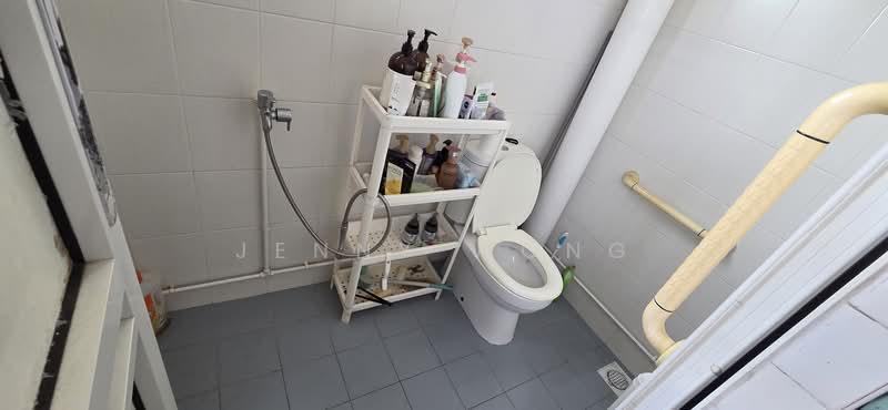 203 Serangoon Central, 203 Serangoon Central, 3 Bedrooms, 904 sqft, HDB Flat For Rent, by Jenny Wong, 500129650 - Bathroom - PropertyGuru.com.sg