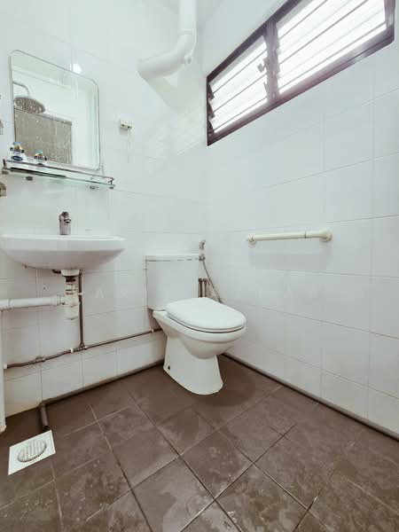 113 Bedok Reservoir Road, 113 Bedok Reservoir Road, 3 Bedrooms, 1,033 sqft, HDB Flat For Sale, by Farid Azhar, 500129651 - Bathroom - PropertyGuru.com.sg